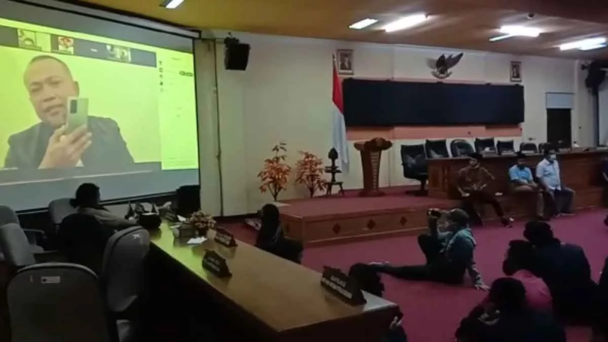 Massa Aksi Tolak Omnibus Law Vidcon dengan Anggota DPR RI di Bangkalan