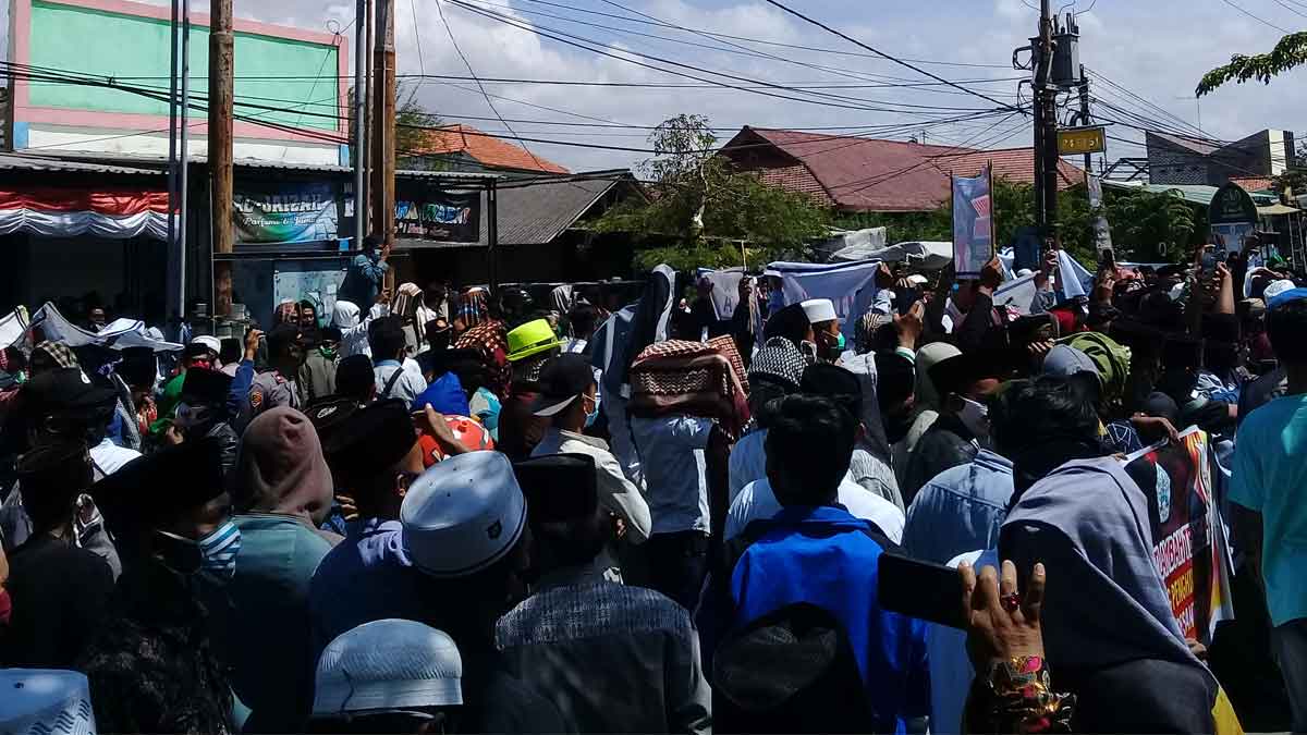 Ribuan massa bergerak dan membawa laporan kasus pelecehan Ulama Sampang (Rafi @portalmadura.com)