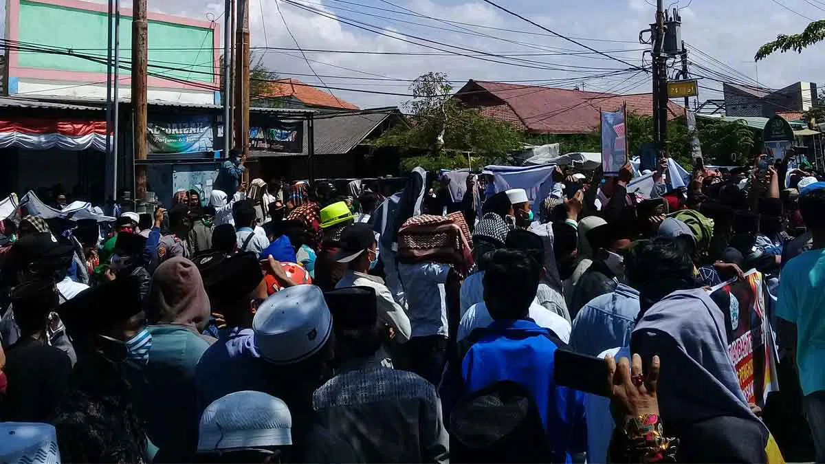 Ribuan massa bergerak dan membawa laporan kasus pelecehan Ulama Sampang (Rafi @portalmadura.com)