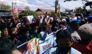 Massa Desak Polisi Tangkap Pelaku Pelecehan Ulama Sampang