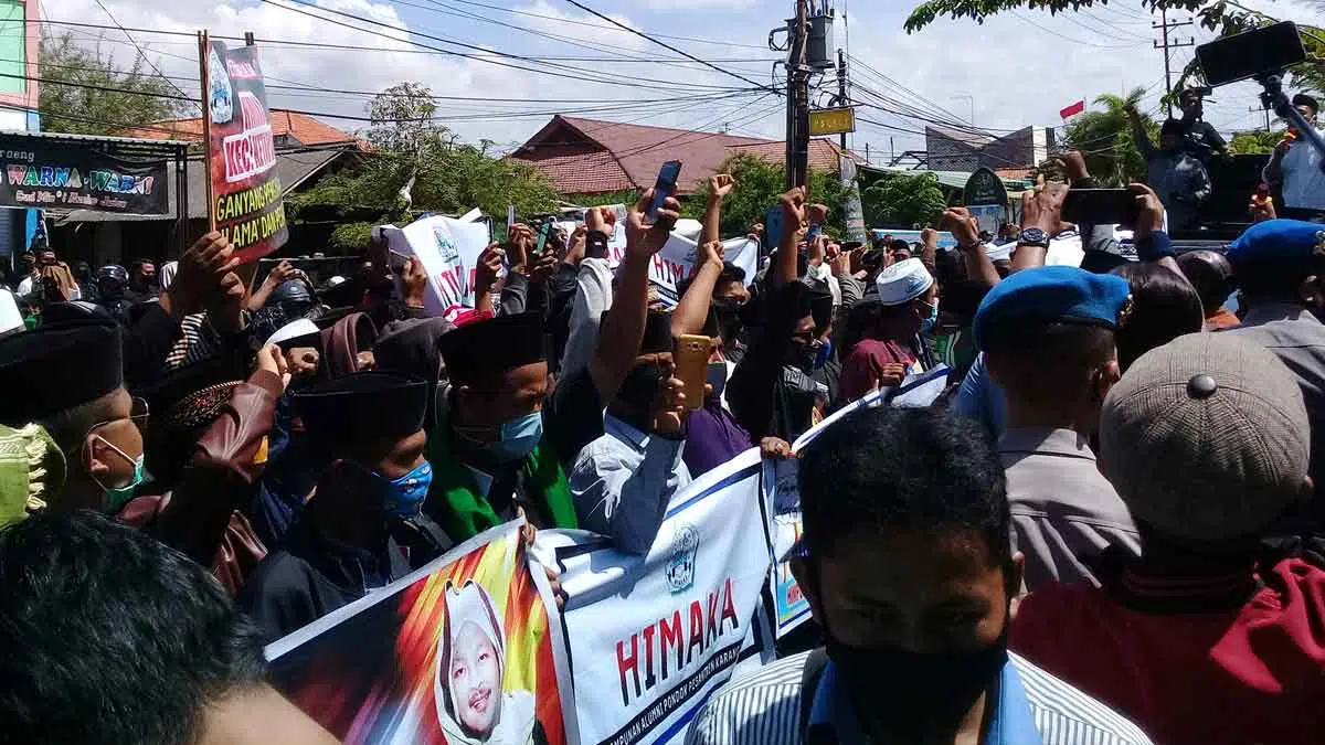 Simpatisan dan alumni Pondok Pesantren (ponpes) Miftahul Ulum Karang Durin mendeesak polisi menangkap pelaku pelecehan Ulama Sampang (Rafi @portalmadura.com)
