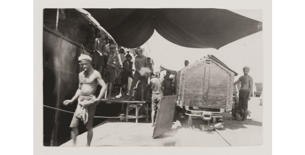 FOTO- Aktivitas Produksi Garam Tahun 1930-an di Sumenep 10 Memuat briket garam ke dalam kapal Koninklijke Paketvaart Maatschappij