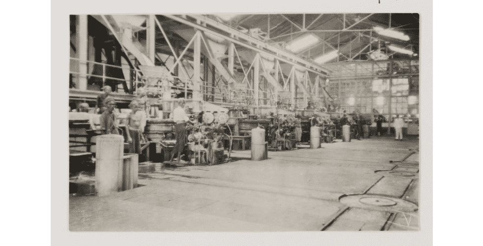 FOTO- Aktivitas Produksi Garam Tahun 1930-an di Sumenep 11 Menekan briket kayu di pabrik