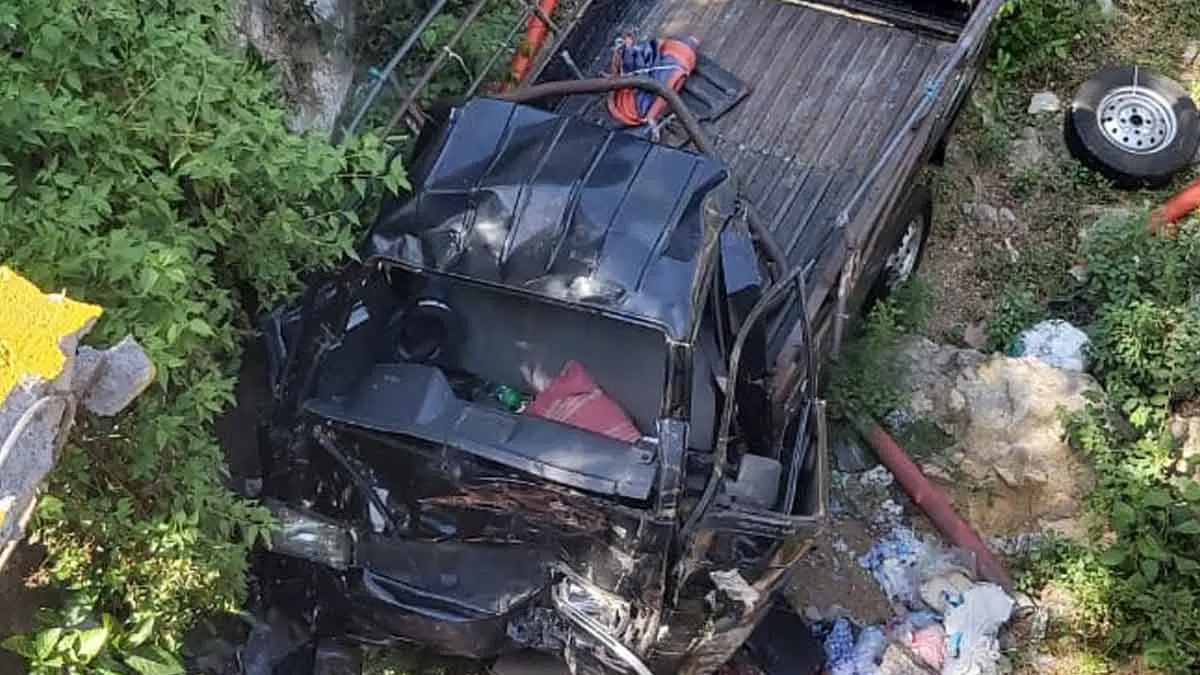 Posisi mobil pikap di sungai wilayah Kecamatan Jrengik, Kabupaten Sampang, Madura, Jawa Timur, Selasa (13/10/2020). (Rafi @portalmadura.com)