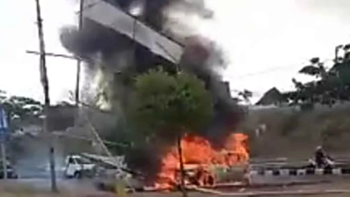 Mobil Suzuki Ertiga Terbakar di Akses Suramadu Bangkalan