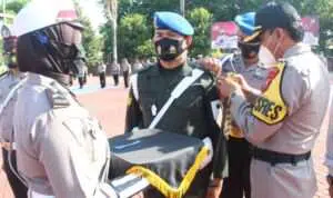 Pemasangan pita tanda dimulainya Operasi Zebra Semeru 2020 oleh Kapolres Sumenep AKBP Darman. (Polres Sumenep)