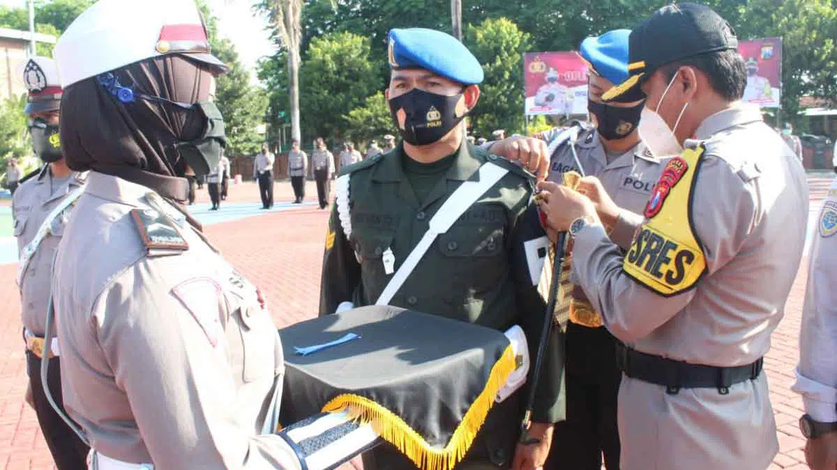 Pemasangan pita tanda dimulainya Operasi Zebra Semeru 2020 oleh Kapolres Sumenep AKBP Darman. (Polres Sumenep)