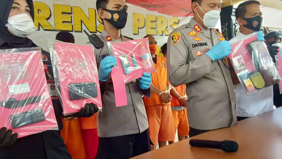 Polisi menunjukkan barang bukti (@portalmadura.com)