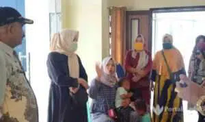 Omzet Turun, Emak-Emak Pedagang Kain “Ngeluruk” Kantor Disperindag Sampang
