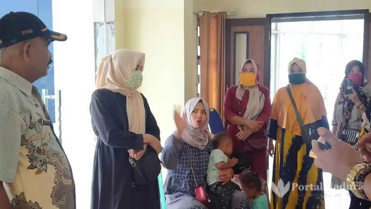 Omzet Turun, Emak-Emak Pedagang Kain “Ngeluruk” Kantor Disperindag Sampang