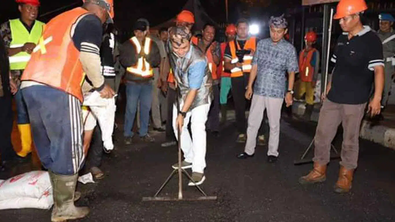 dok. Bupati Pamekasan, Baddrut saat melakulan demo, penanganan Jalan rusak di Pamekasan (Ist)