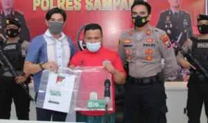 Tersangka pakai kaos tahanan warna orange (Rafi @portalmadura.com)