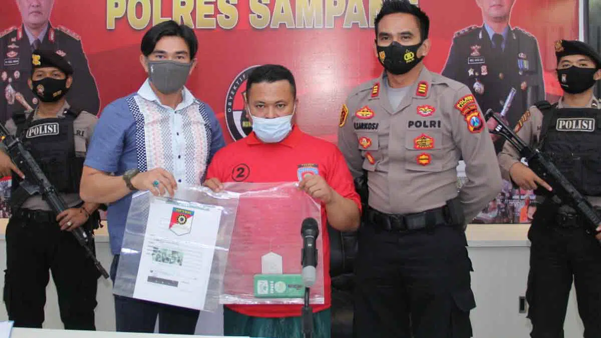 Tersangka pakai kaos tahanan warna orange (Rafi @portalmadura.com)