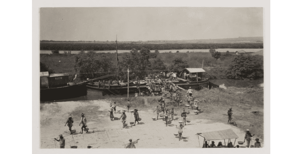 FOTO- Aktivitas Produksi Garam Tahun 1930-an di Sumenep 13 Pengangkutan garam dengan kapal ke pabrik 2