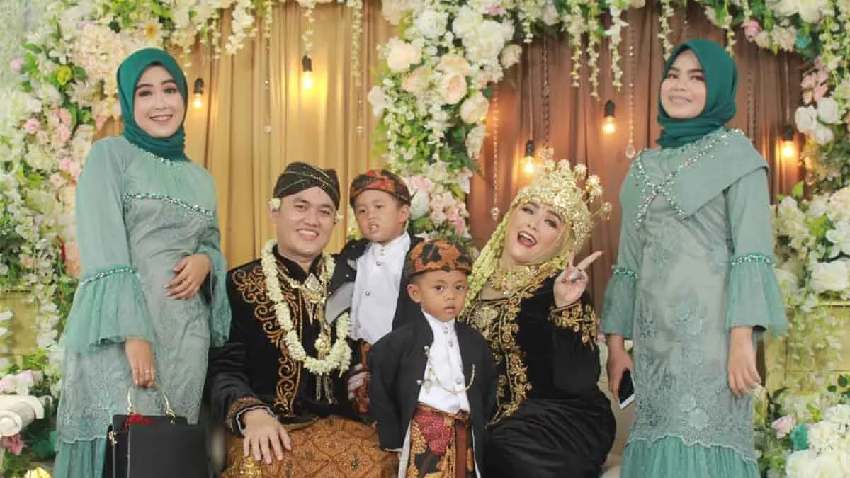 Seru! Lebih Dari Pengantin Lajang, Dari Joget Tiktok Di Resepsi Nikah Hingga Cucu Ikut Swafoto - Portalmadura.com Pengantin Erna Nabala Swafoto (@Erna Nabala)
