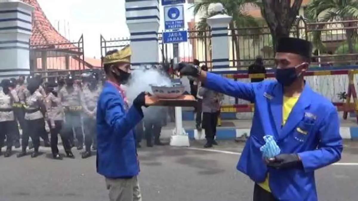 Pengunjuk Rasa Bakar Kemenyan Ruat DPRD Sampang