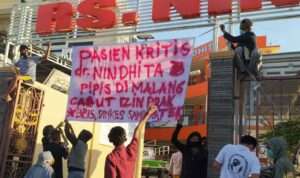 dok. protes keluarga pasien BPJS di RS Nindhita Sampang (Rafi @portalmadura.com)