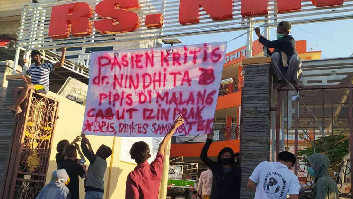 dok. protes keluarga pasien BPJS di RS Nindhita Sampang (Rafi @portalmadura.com)