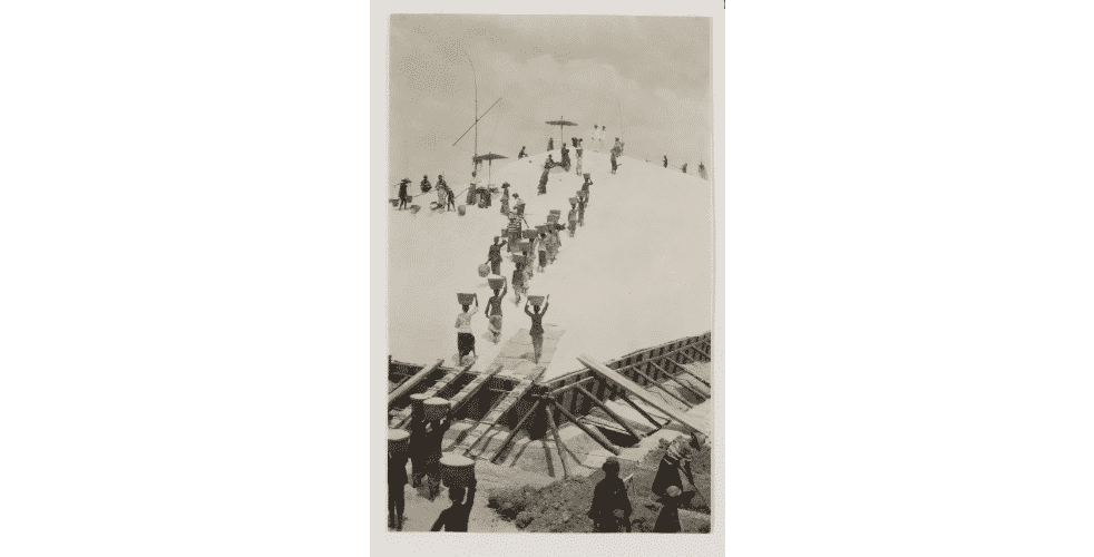 FOTO- Aktivitas Produksi Garam Tahun 1930-an di Sumenep 16 Penyimpanan garam luar ruangan