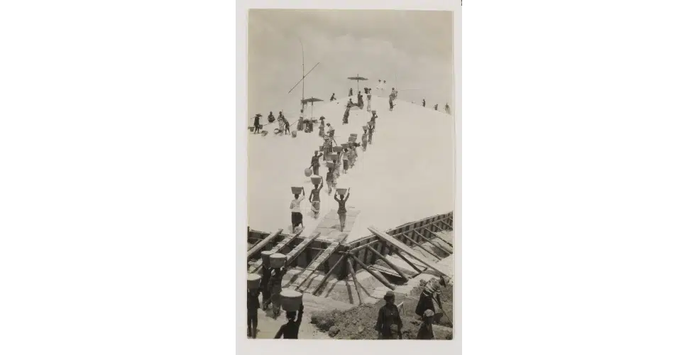 Foto- Aktivitas Produksi Garam Tahun 1930-An Di Sumenep - Portalmadura.com FOTO- Aktivitas Produksi Garam Tahun 1930-an di Sumenep