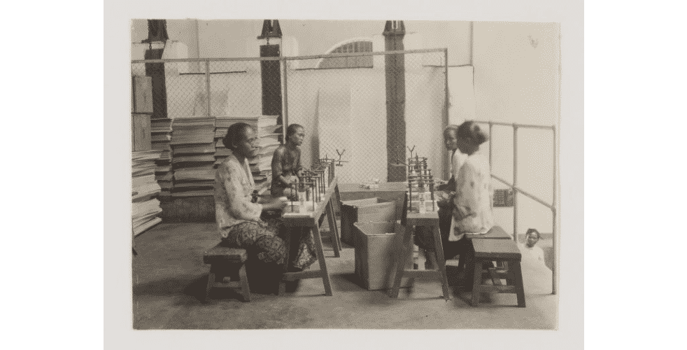 FOTO- Aktivitas Produksi Garam Tahun 1930-an di Sumenep 17 Perempuan sibuk mengemas briket kayu
