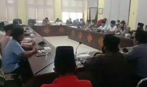 Warga Pocong Ngadu DPRD Bangkalan (M Saed @portalmadura.com)