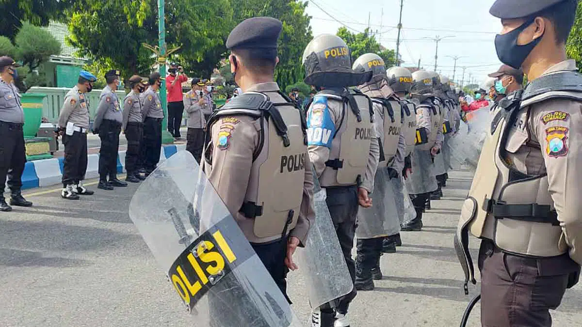 Polisi sudah siaga di depan Kantor DPRD Sumenep (@portalmadura.com)