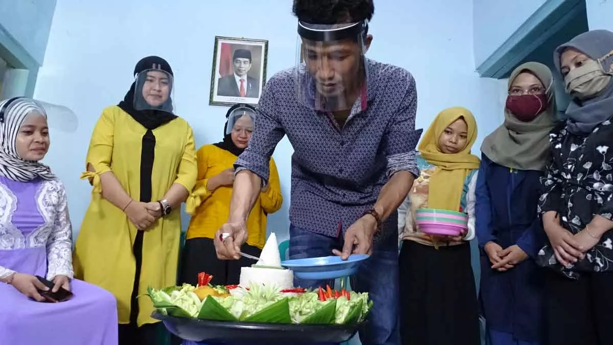 Potong Tumpeng Tandai Peringatan HUT ke-7 PortalMadura.Com