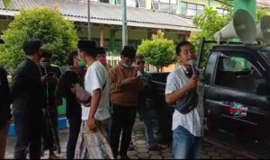 Sejumlah pemuda yang mengatasnamakan Loyalis Perubahan Bangkalan (LPB) menggelar aksi ke Kantor Kementerian Agama Bangkalan, Rabu (21/10/2020). (M Saed @portalmadura.com)