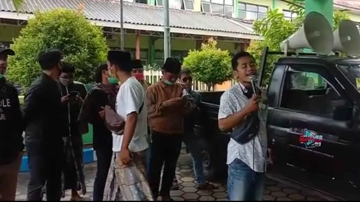 Protes Dugaan Pemotongan BOS & BOP, LPB Geruduk Kantor Kemenag Bangkalan