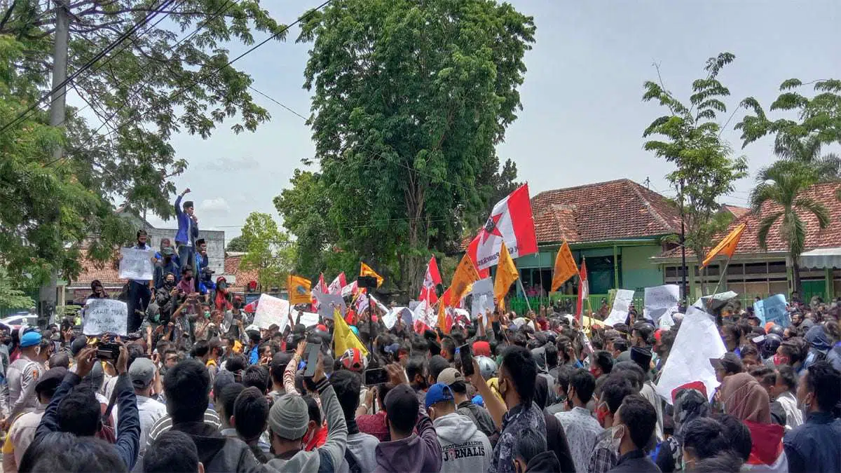 Ratusan Mahasiswa Pamekasan Demo DPRD Tolak UU Ciptakerja