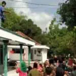 Rayakan Maulid Nabi, Tradisi Tabur Uang Hingga Rebutan Buah di Bangkalan