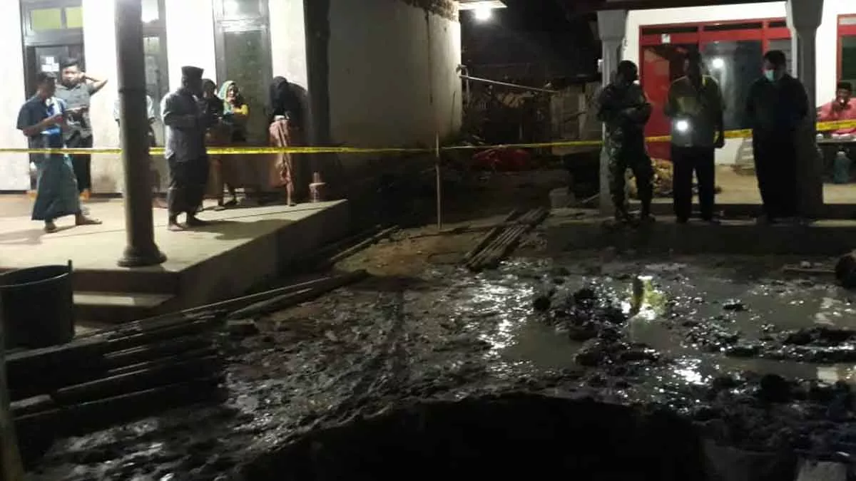 Semburan Lumpur Berbau Belerang Muncul di Sumenep