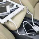Isi Daya Smartphone di Mobil dengan 3 Cara Ini
