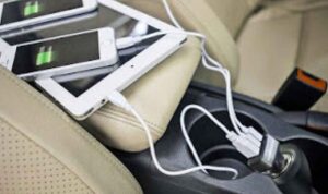 Isi Daya Smartphone di Mobil dengan 3 Cara Ini