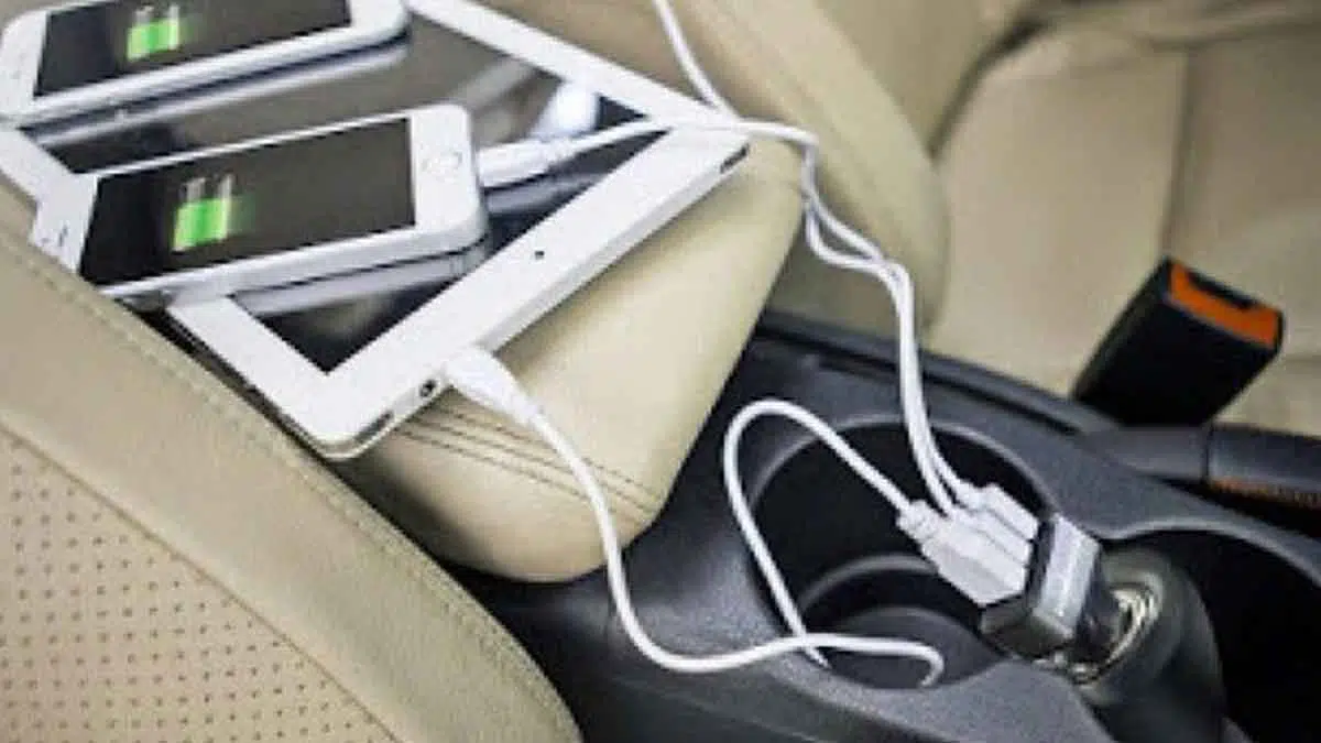 Isi Daya Smartphone di Mobil dengan 3 Cara Ini