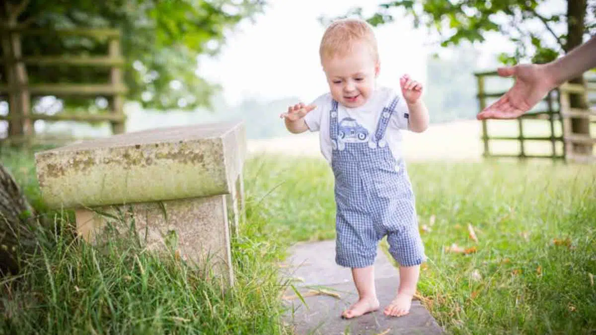 5 Tanda Bayi Akan Segera Berjalan