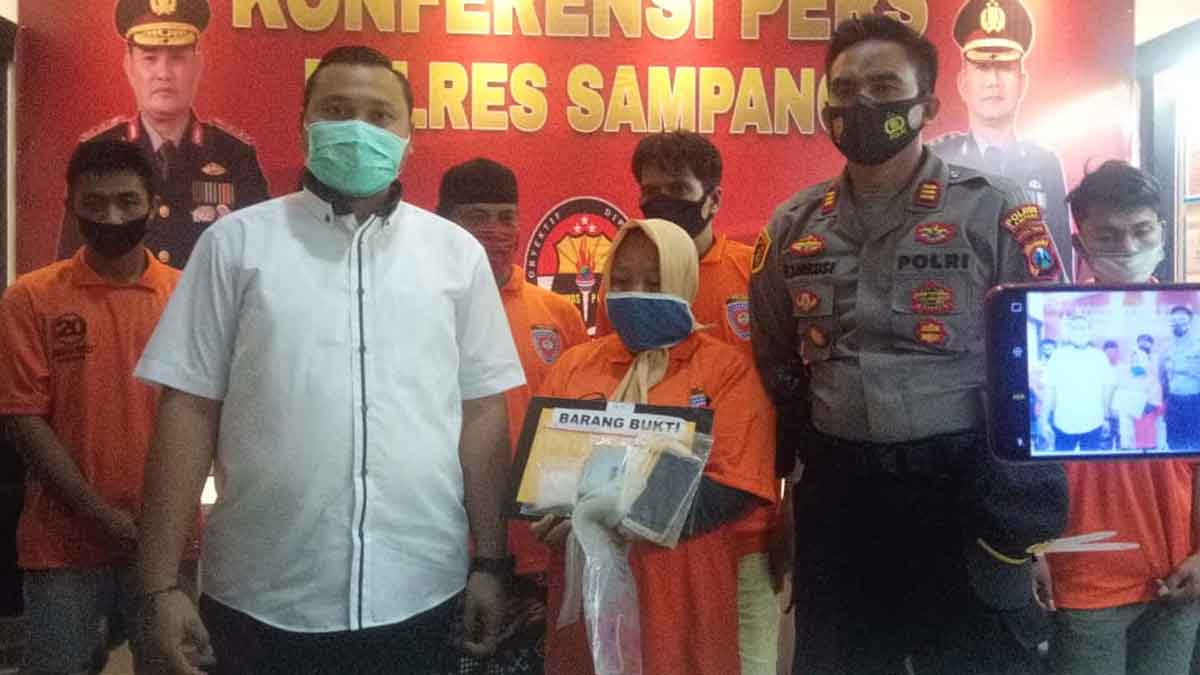 Seorang janda, berinisial HY (43) warga Desa Sokobanah Tengah, Kecamatan Sokobanah, Kabupaten Sampang, Madura, Jawa Timur nekat menjadi budak narkoba jenis sabu