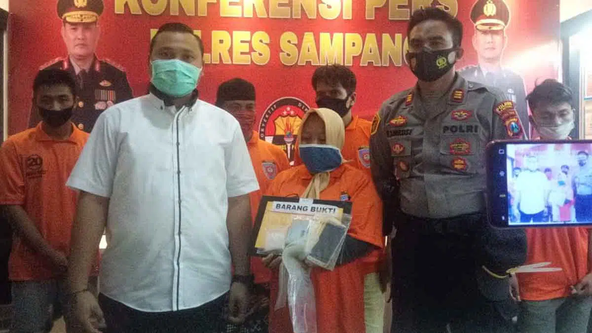 Seorang janda, berinisial HY (43) warga Desa Sokobanah Tengah, Kecamatan Sokobanah, Kabupaten Sampang, Madura, Jawa Timur nekat menjadi budak narkoba jenis sabu