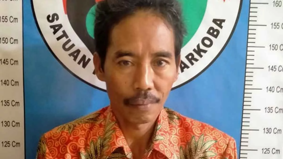 Jaringan Sokobanah, Pengedar Narkoba Ditangkap Di Sumenep - Portalmadura.com Tersangka Durahman (44) warga Dusun Danglebah, Desa Sokobanah Tengah, Kecamatan Sokobanah, Sampang. (Humas Polres Sumenep)