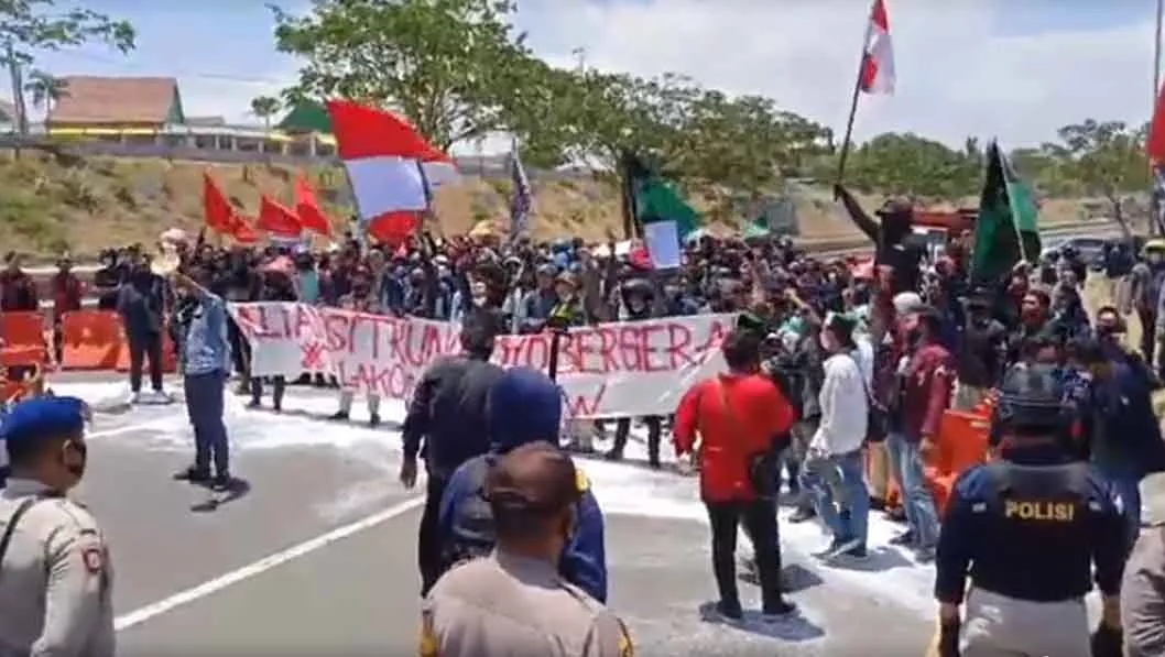 Tolak Omnibus Law, 7 Ton Garam Dibuat Blokade Suramadu