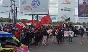 Tolak Omnibus Law, Mahasiswa Kembali Blokade Jalan Raya Tangkel Bangkalan