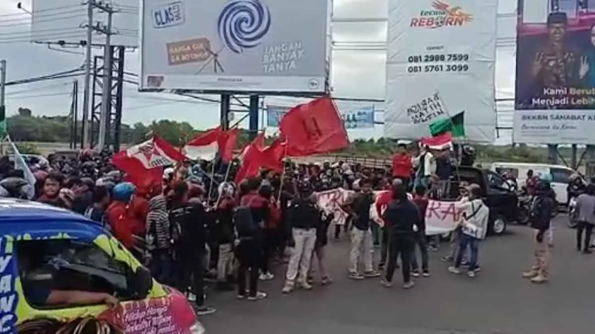 Tolak Omnibus Law, Mahasiswa Kembali Blokade Jalan Raya Tangkel Bangkalan
