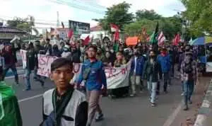 Tolak Omnibus Law, Mahasiswa Long March dari SGB menuju DPRD Bangkalan