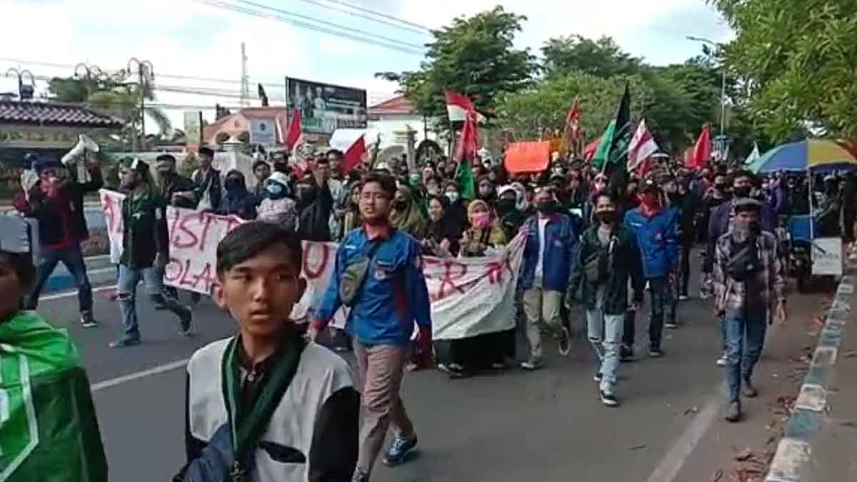 Mahasiswa Long March dari SGB menuju DPRD Bangkalan (M Saed @portalmadura.com)