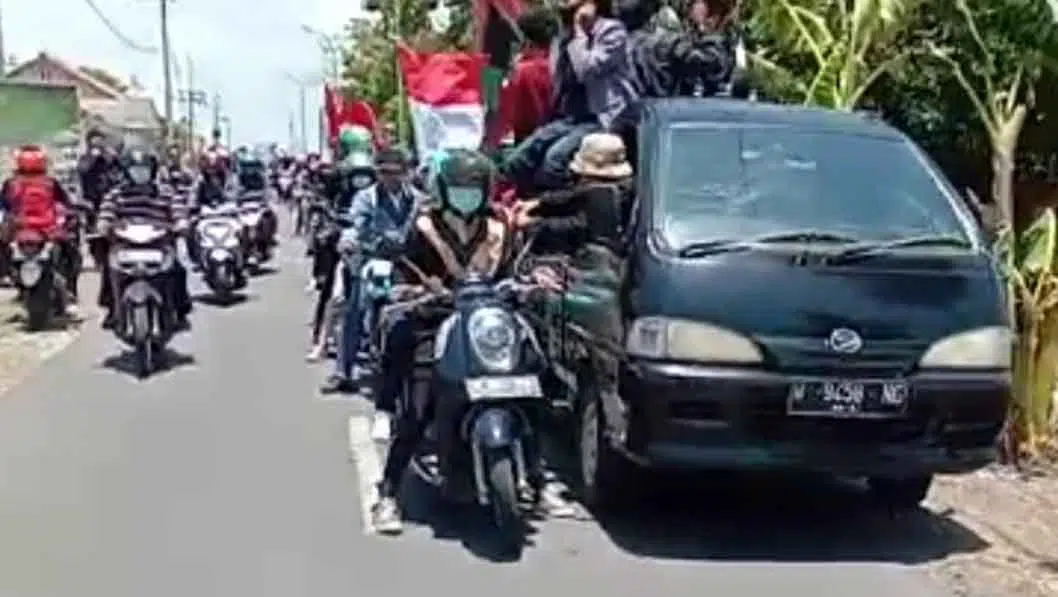 Mahasiswa dari berbagai elemen organisasi, seperti HMI, GMNI, IMM dan organisasi daerah lainnya menggelar aksi di Suramadu sisi Madura, Bangkalan, Selasa (13/10/2020). (M Saed @portalmadura.com)