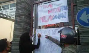 Rumah Sakit (RS) Nindhita disegel relawan kesehatan (Rafi @portalmadura.com)