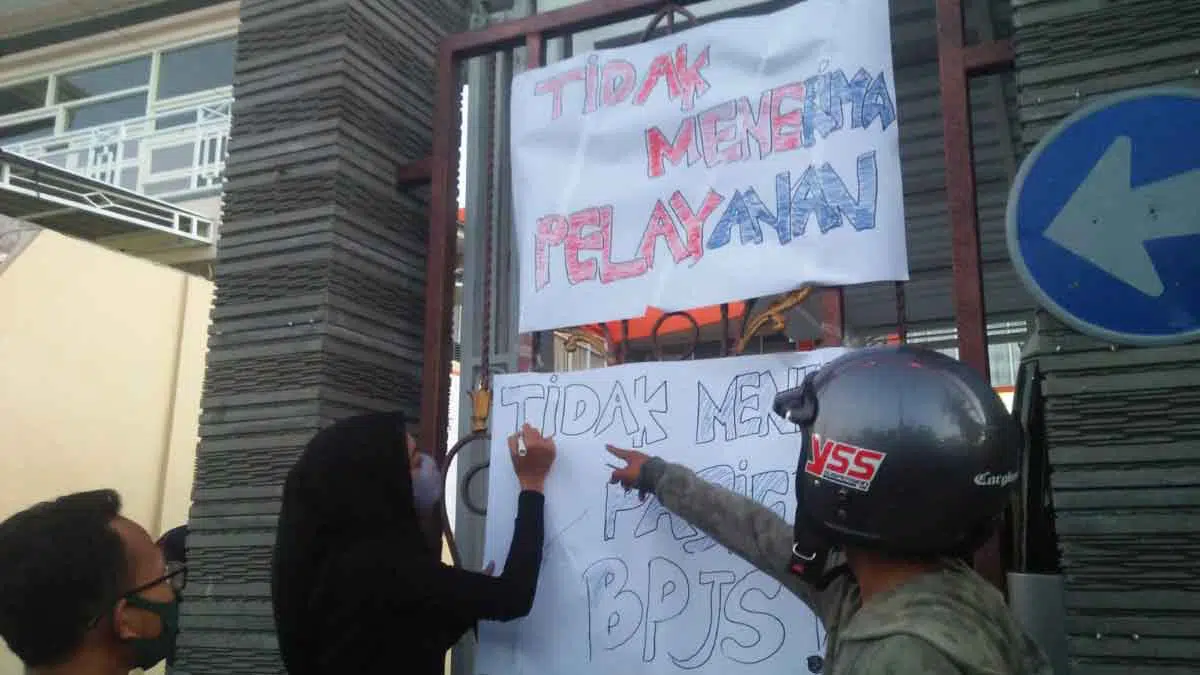 Rumah Sakit (RS) Nindhita disegel relawan kesehatan (Rafi @portalmadura.com)