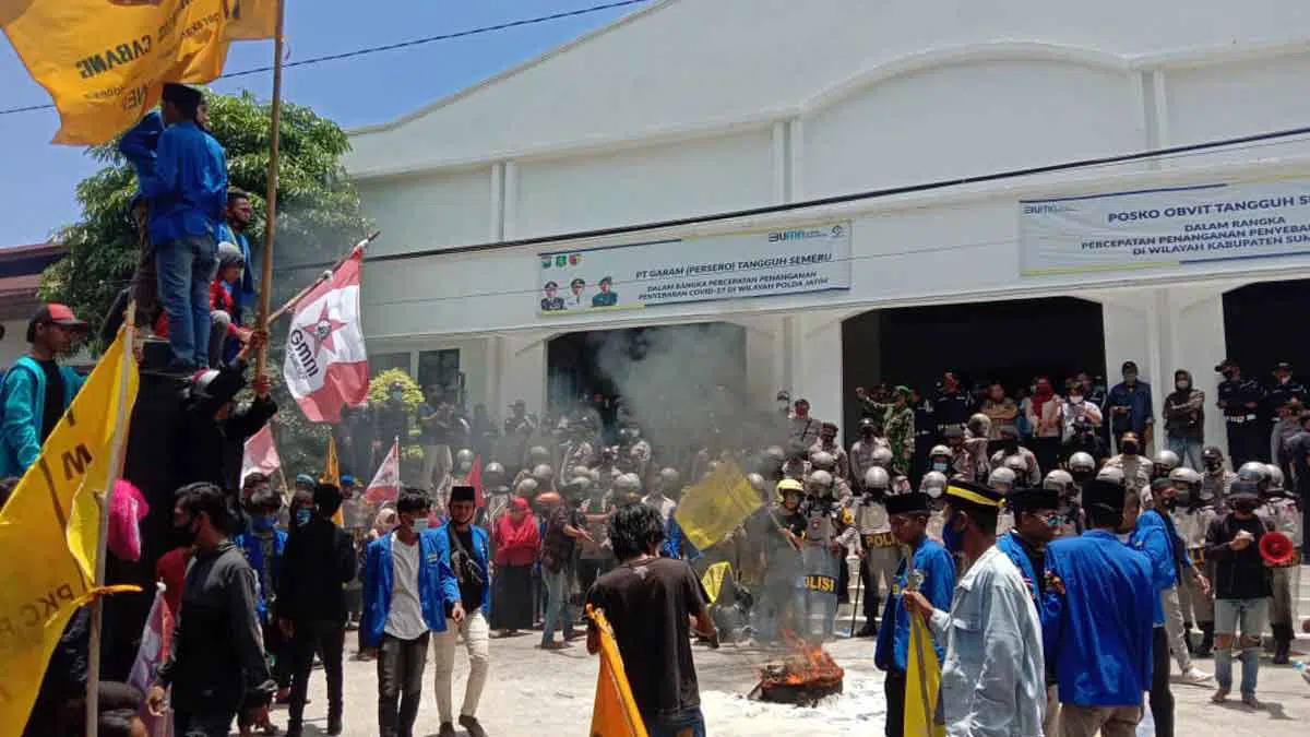 Pendemo bakar ban bekas di depan Kantor PT Garam (persero) Kalianget, Sumenep. (@portalmadura.com)