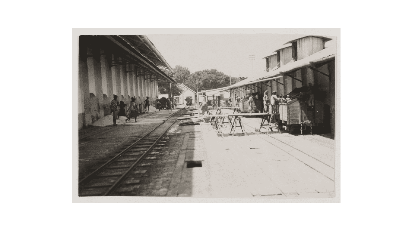 FOTO- Aktivitas Produksi Garam Tahun 1930-an di Sumenep 18 Transportasi Kereta Api Garam